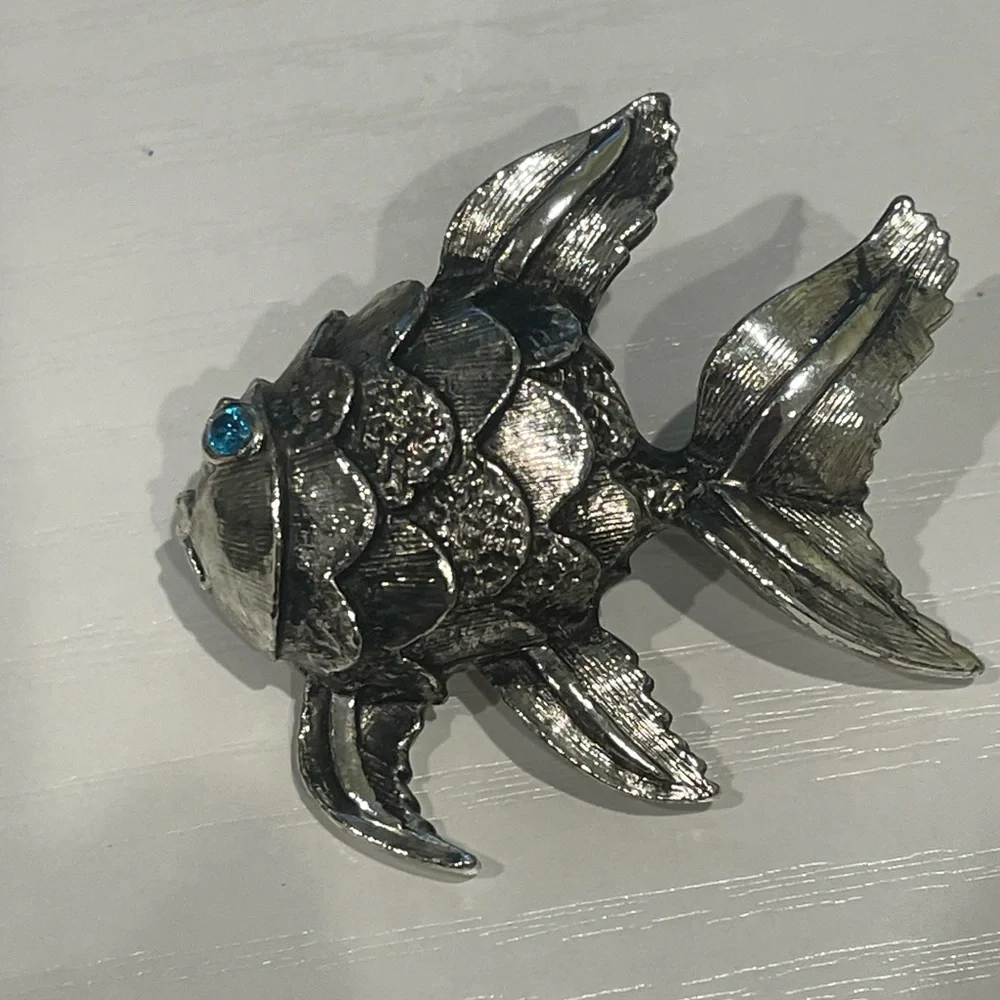 Vintage blue rhinestone eye silver tone fish w scales brooch pin jewelry ocean - Picture 4 of 6